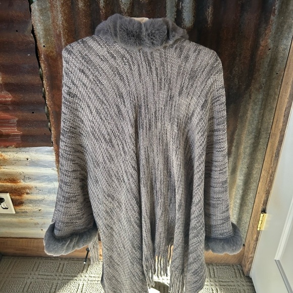 ❤️SHEIN Faux fur Trim knit shawl/ poncho- one size - Picture 5 of 7
